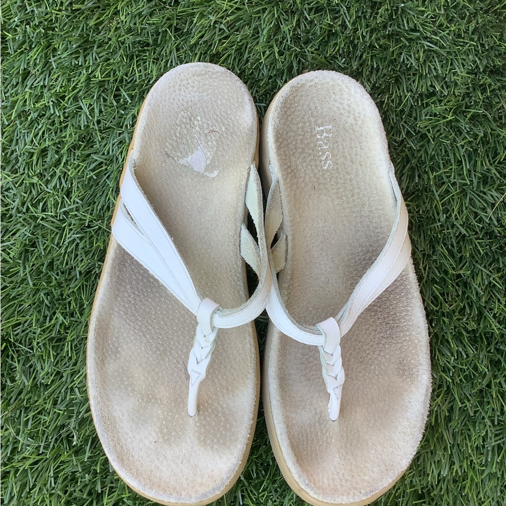 Bass Tan and White Sandals Classic Flip-Flop Style